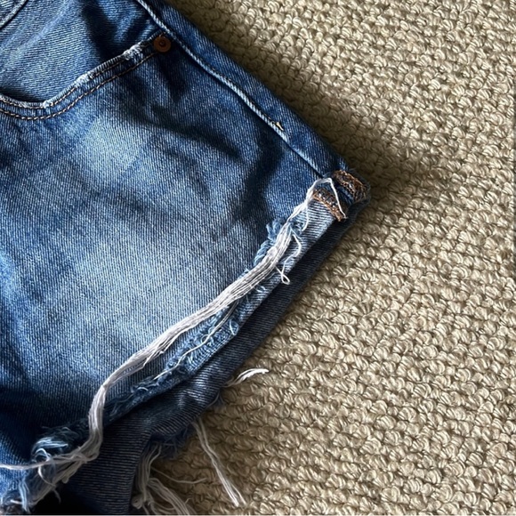 Levis Cutoff Shorts - Picture 5 of 6